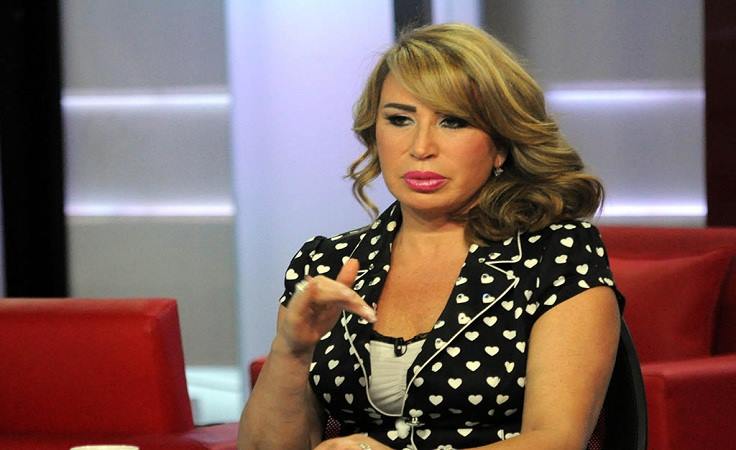 صور.. موقف محرج للمخرجة إيناس الدغيدي على خشبة المسرح